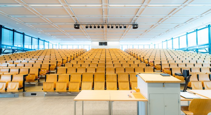 Leerer Hörsaal.