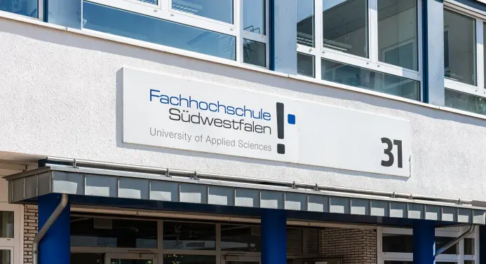 Logo der Fachhochschule Südwestfalen an einem Gebäude in Iserlohn