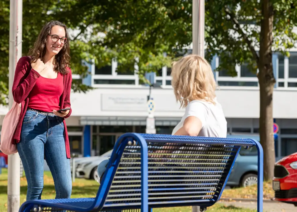 Zwei Studierende auf dem Iserlohner Campus