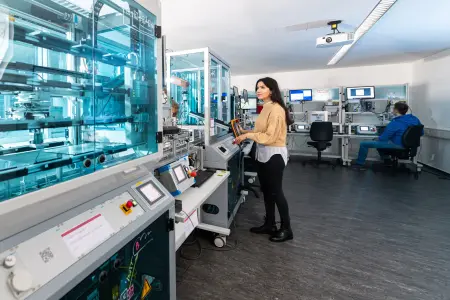 Studentin arbeitet an einer Maschine in der TransferFactory am Standort Meschede