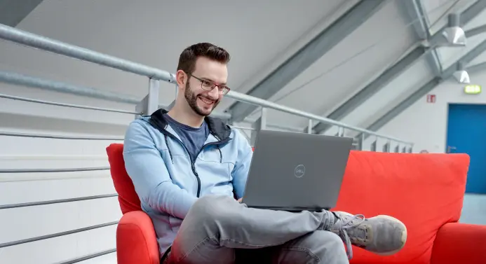 Junger Mann am Laptop