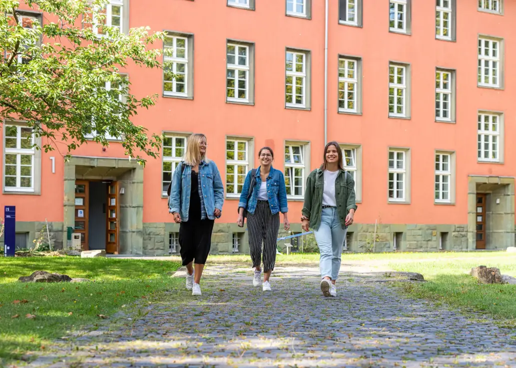 Drei Studierende auf dem Soester Campus
