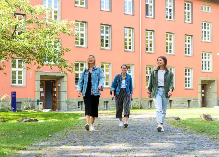 Drei Studentinnen vor dem Gebäude in Soest