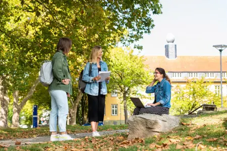 Drei Studentinnen auf dem Campus in Soest 