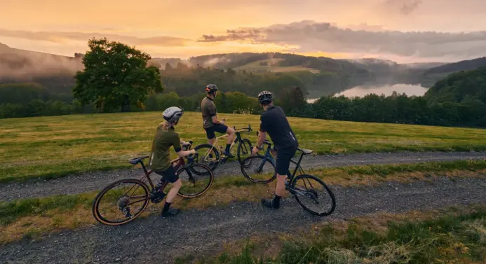 Radfahrer blicken zum Hennesee