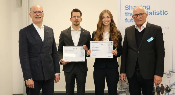 Prof. Dr.-Ing. Detlev Patzwald (li.) und Dr. Bernhard Thies (re.) überreichten die VDE-Studienpreise an Jan Eric Bachhausen und Leonie Wojtek