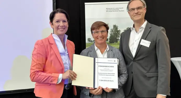 Projektleiterin Prof. Dr. Tanja Schäfer und Dekan Prof. Dr. Marc Boelhauve nahmen den Förderbescheid im Rahmen des „Agrarforschungstages“ von Ministerin Silke Gorißen (links) entgegen. Foto: MLV NRW