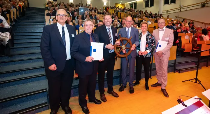 Wachablösung am Steuerruder der Fachhochschule Südwestfalen (von links):
Hans-Josef Vogel, Heinz-Joachim Henkemeier, Dr. Ulrich Müller, Prof. Dr. Dr. Alexander Prange, Ministerin Ina Brandes und Prof. Dr. Claus Schuster
