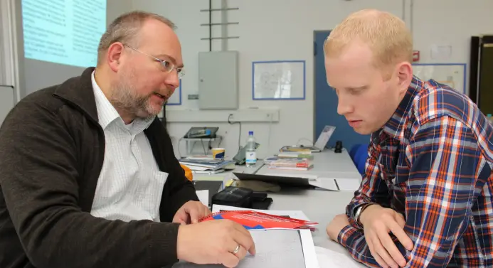 Der Praxisbezug spielt eine große Rolle. So brachte Prof. Dr. Frank schon zum Start des Studiengangs viele Beispiele aus der Wirtschaft ein und entwickelte mit Studierenden Lösungen zu Themen wie Nachhaltigkeit oder Unternehmenskultur.