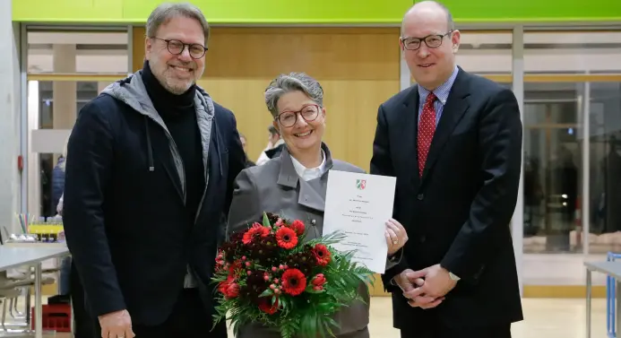 von rechts: Rektor Prof. Dr. Dr. Alexander Prange, Honorarprofessorin Dr. Martina Honsel und der Betreuer ihrer Promotion Prof. Dr. Ralf Lanwehr