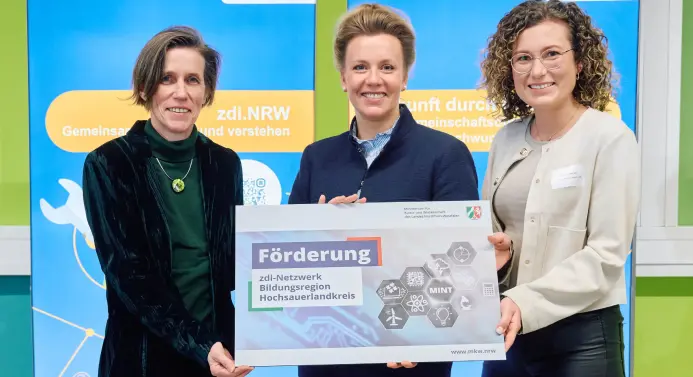 Von links: Prof. Dr. Monika Reimpell von der Fachhochschule Südwestfalen, NRW-Kultur- und Wissenschaftsministerin Ina Brandes und zdi-Koordinatorin Sabrina Becker 