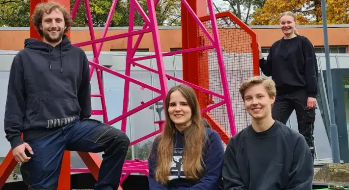 Studierende vor Fahrgeschäft