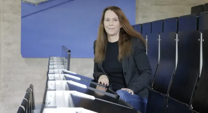 Eine Frau sitzt in einem Hörsaal.
