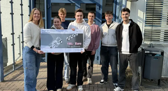 Männer und Frauen stehen vor einem Gebäude (