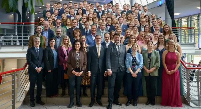 Gruppenbild von der Abschlussfeier 2026 des Fachbereichs Agrarwirtschaft: 63 Bachelor-Absolvent*innen