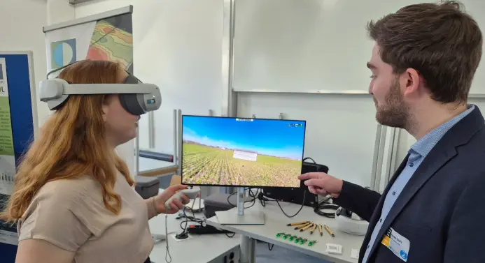 Eine Frau und ein Mann probieren eine immersive Virtual-Reality-Anwendung aus