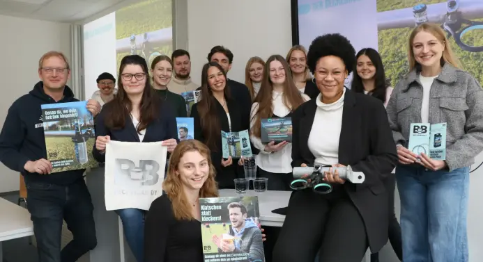 Gruppenbild Professor mit Studierenden