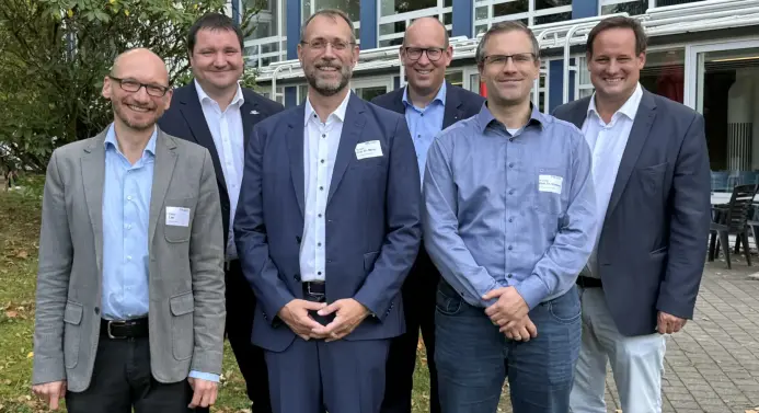Prof. Dr. Stefan Lier, Prof. Dr. Michael Marré und Prof. Dr. Andreas Schwung (v. v. li.) sind der Vorstand des TIPS, Oliver Dülme, Rektor Prof. Dr. Dr. Alexander Prange und Thorsten Schick (h. v. li.) lieferten ihre Perspektiven bei der Gründungsfeier.