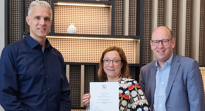 Übergabe der Berufungsurkunde bei der Budde-Stiftung (v. l. n. r.): Sven Budde, Prof. Dr. Susanne von Ameln und Rektor Prof. Dr. Dr. Alexander Prange.