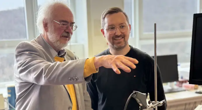 Prof. Dr. Herbert Michael Heise (links) und Robert Schulenburg (rechts) im Interdisziplinären Zentrum für Lebenswissenschaften an der Fachhochschule Südwestfalen in Iserlohn.