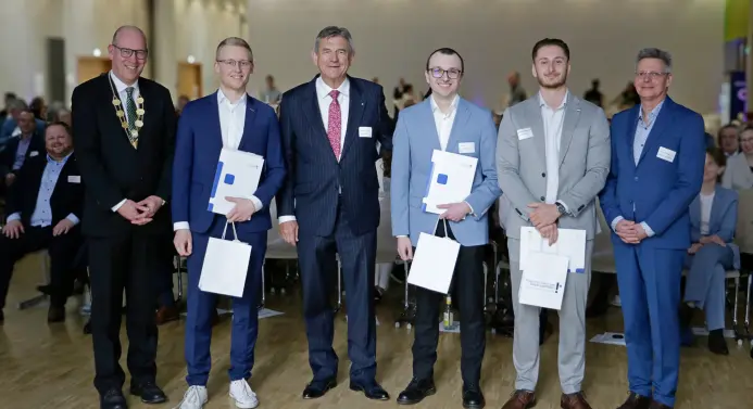 Gruppenbild. Von links: Rektor Prof. Dr. Dr. Alexander Prange, David Pieper, Dr. Johannes F. Kirchhoff, Max Gornik, Nikolaos Karapoulatidis und Prof. Dr. Andreas Nevoigt