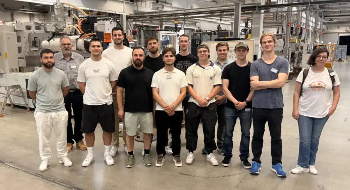 Studierende der Studiengänge Maschinenbau un Produktentwicklung/Konstruktion mit ihrem Dozenten Dr.-Ing. Michael Gieß (2. v. li.) beim Firmenrundgang