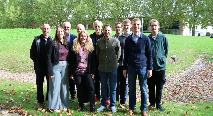 Eine Menschengruppe steht auf dem Campus in Soest.