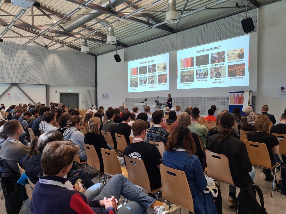 Presentation on beamers in full classroom