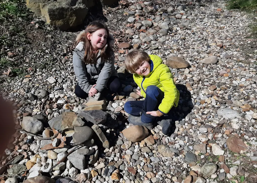 Kinder beim Erforschen von Steinen