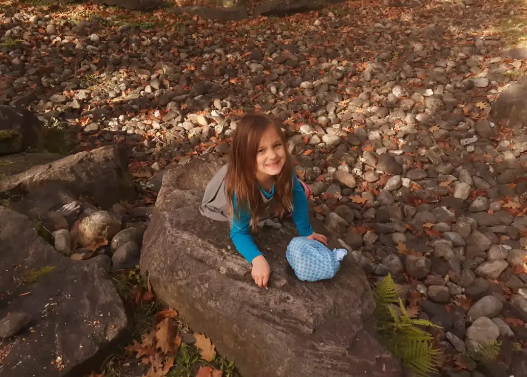 Mädchen auf einem Stein